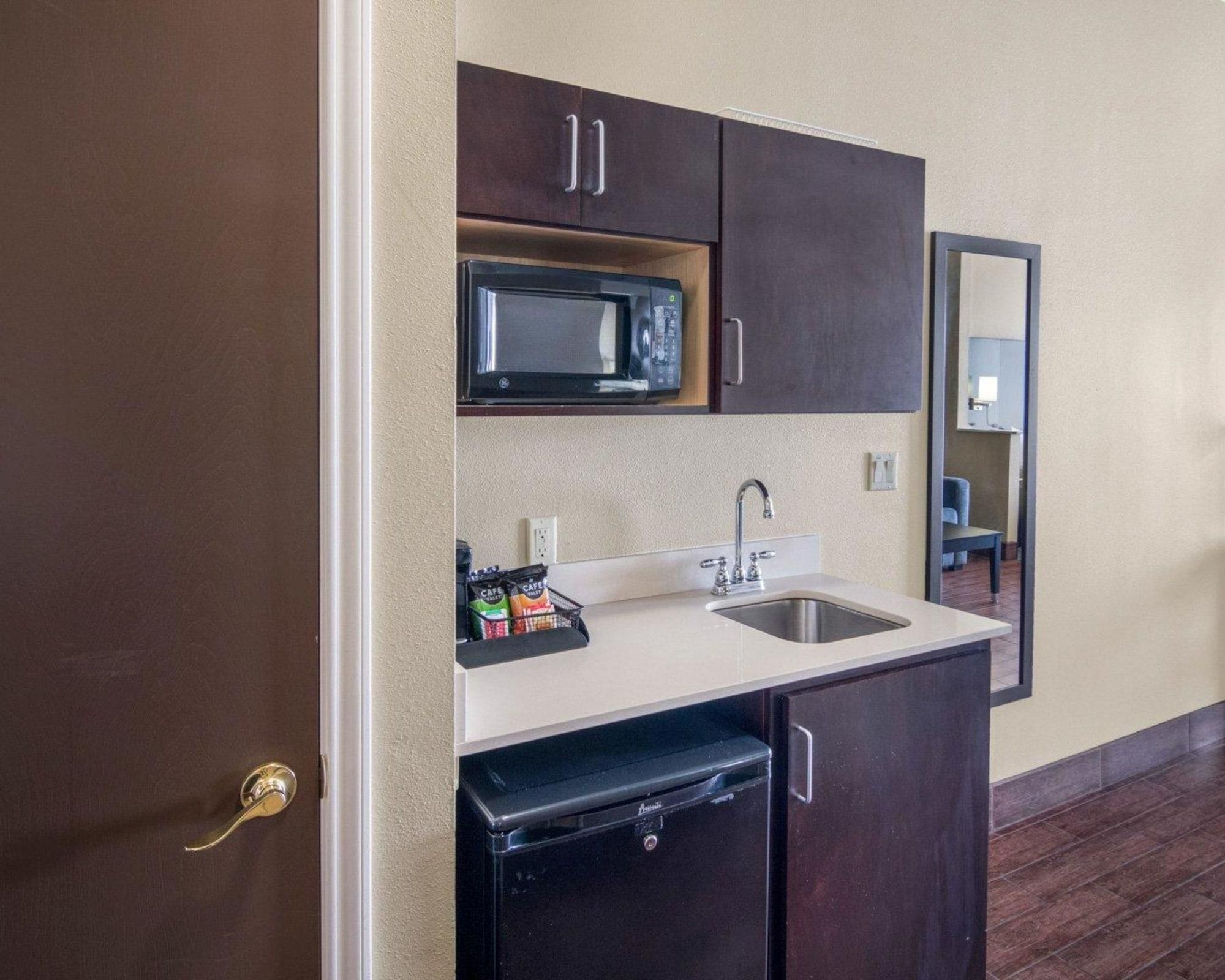 Comfort Suites Odessa Exterior photo